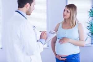 консультация женщины с врачом при беременности