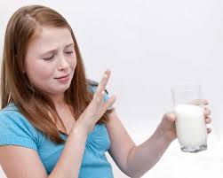 девушка отказывается от молока